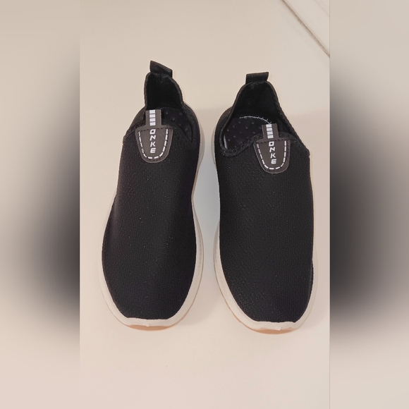 Unisex Solid Slip On Sneakers Comfy Non Slip Soft Sole Shoes for Men & Women - Picture 8 of 10